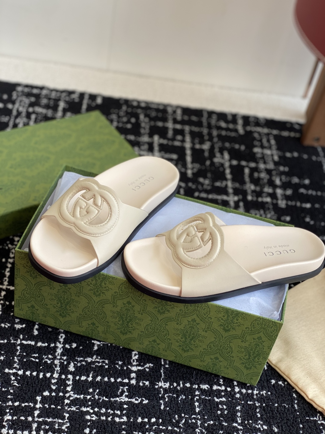 代购级
Gucci古驰 最新 情侣款 互扣式 双G 厚底 凉拖鞋

原版购入开发 做货 从为品牌注入荣光