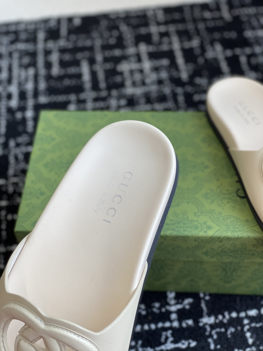 代购级
Gucci古驰 最新 情侣款 互扣式 双G 厚底 凉拖鞋

原版购入开发 做货 从为品牌注入荣光