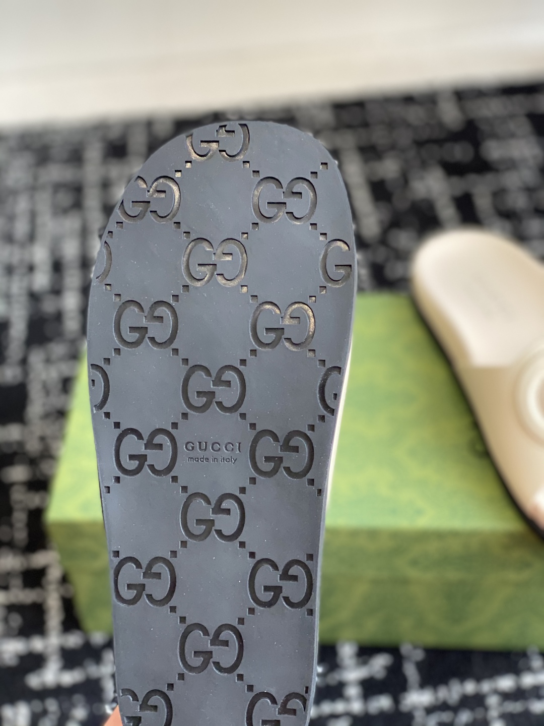 代购级
Gucci古驰 最新 情侣款 互扣式 双G 厚底 凉拖鞋

原版购入开发 做货 从为品牌注入荣光
