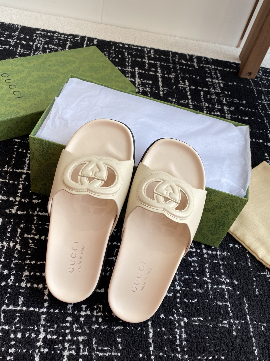 代购级
Gucci古驰 最新 情侣款 互扣式 双G 厚底 凉拖鞋

原版购入开发 做货 从为品牌注入荣光