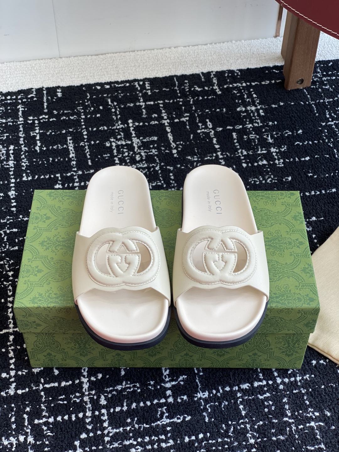 代购级
Gucci古驰 最新 情侣款 互扣式 双G 厚底 凉拖鞋

原版购入开发 做货 从为品牌注入荣光