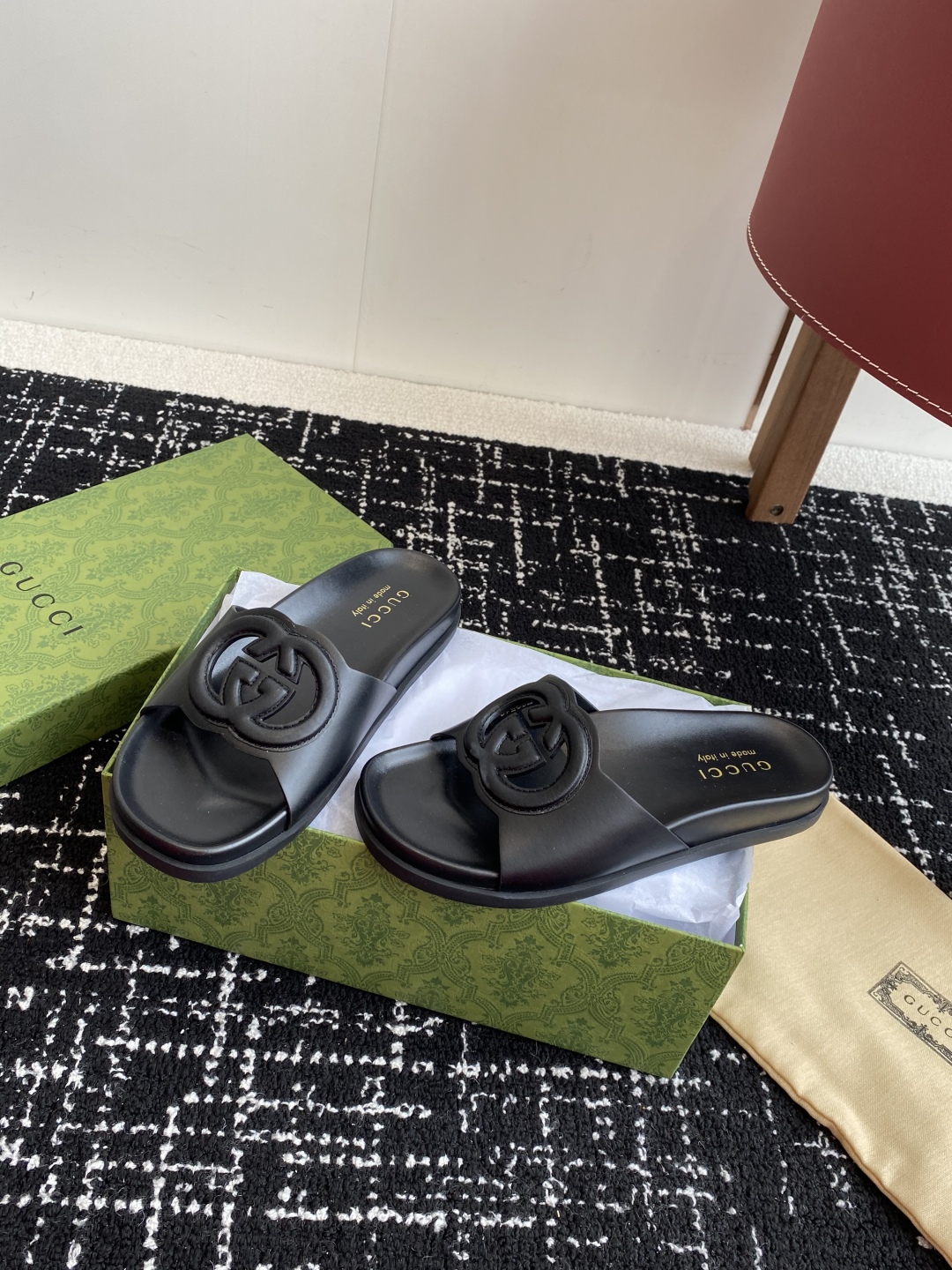 代购级
Gucci古驰 最新 情侣款 互扣式 双G 厚底 凉拖鞋

原版购入开发 做货 从为品牌注入荣光