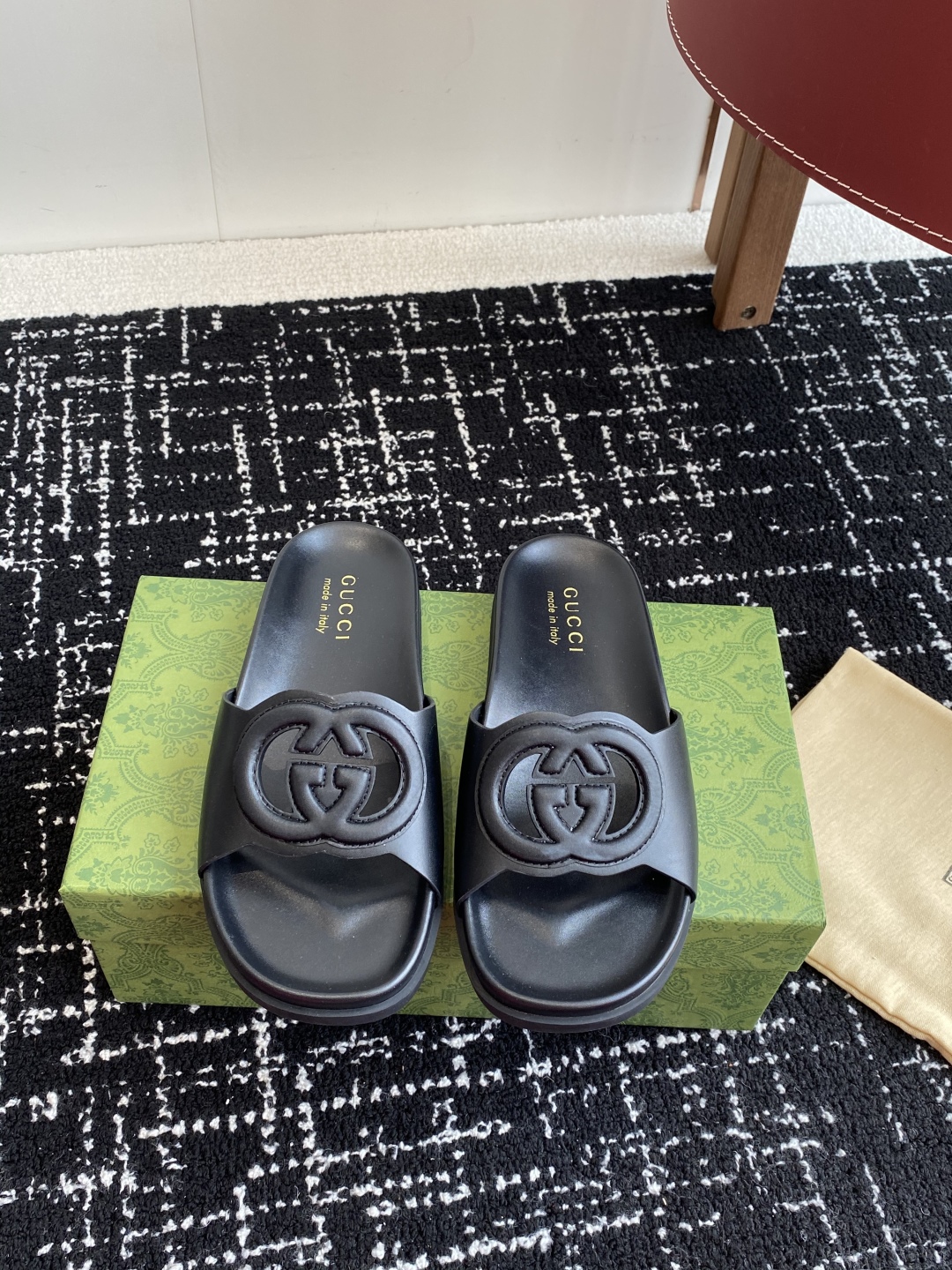 代购级
Gucci古驰 最新 情侣款 互扣式 双G 厚底 凉拖鞋

原版购入开发 做货 从为品牌注入荣光