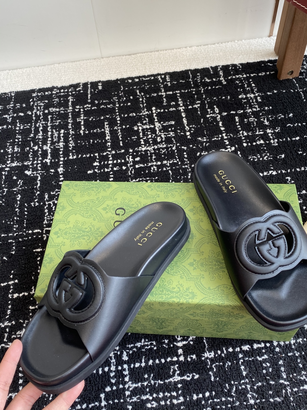代购级
Gucci古驰 最新 情侣款 互扣式 双G 厚底 凉拖鞋

原版购入开发 做货 从为品牌注入荣光