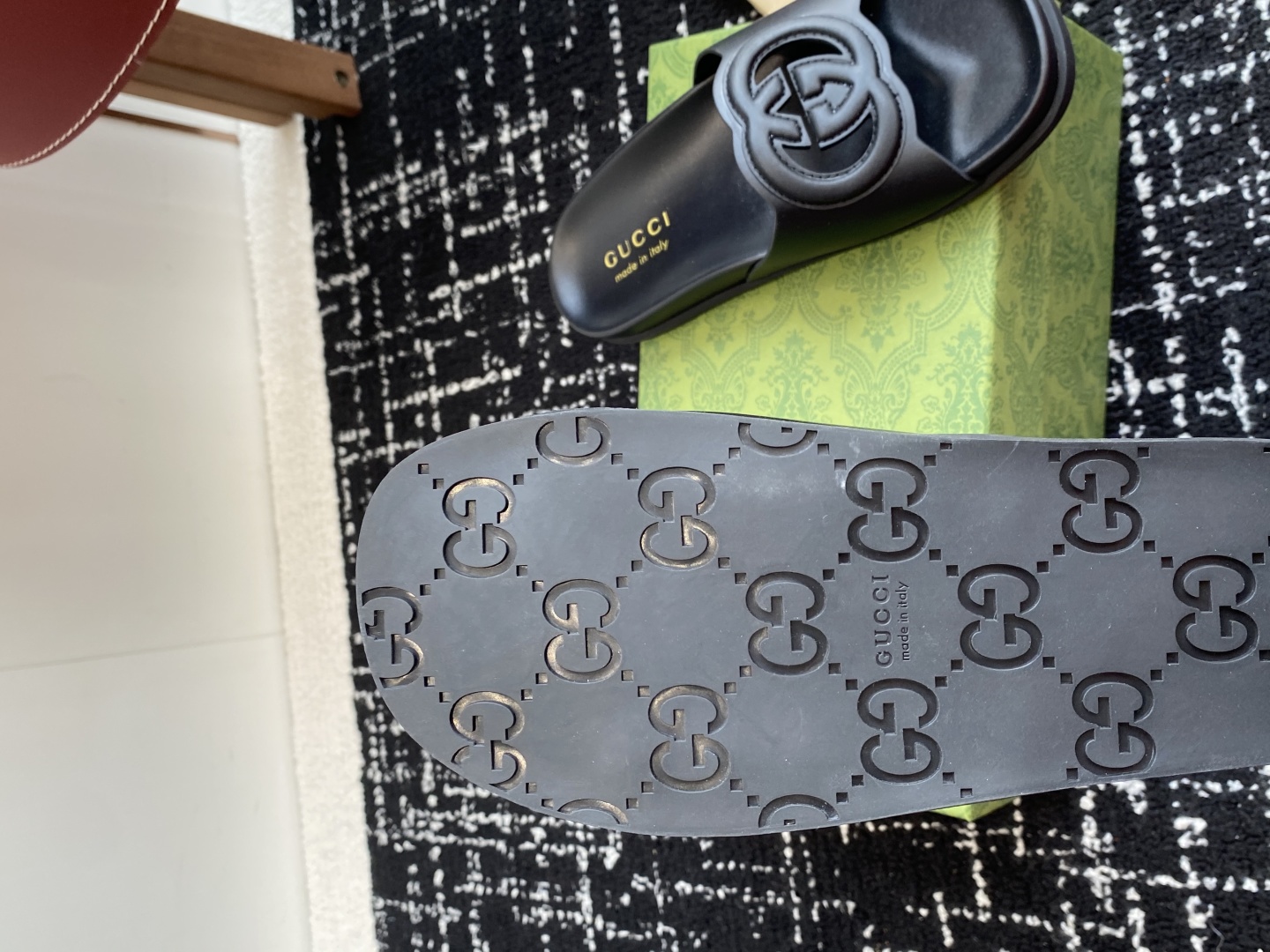 代购级
Gucci古驰 最新 情侣款 互扣式 双G 厚底 凉拖鞋

原版购入开发 做货 从为品牌注入荣光