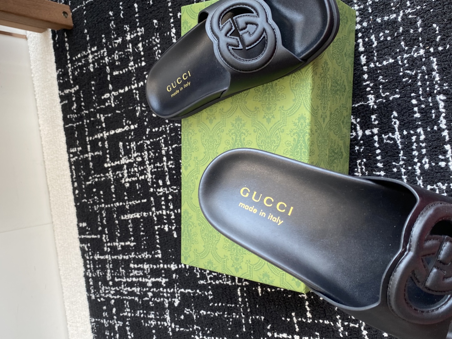 代购级
Gucci古驰 最新 情侣款 互扣式 双G 厚底 凉拖鞋

原版购入开发 做货 从为品牌注入荣光