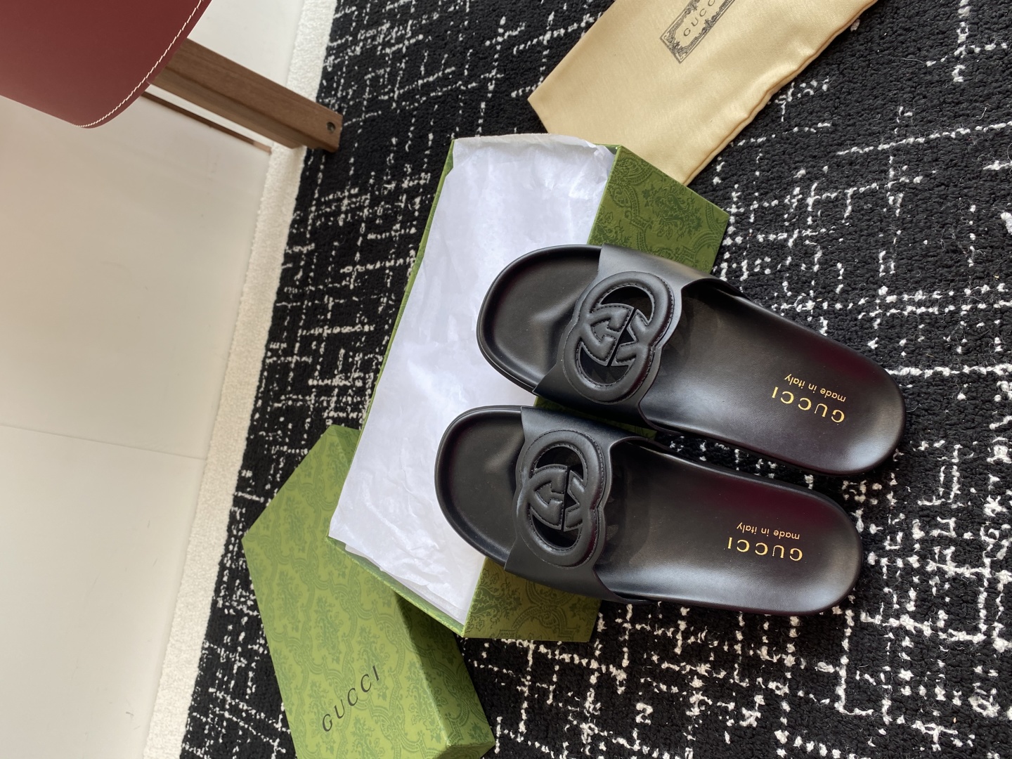 代购级
Gucci古驰 最新 情侣款 互扣式 双G 厚底 凉拖鞋

原版购入开发 做货 从为品牌注入荣光