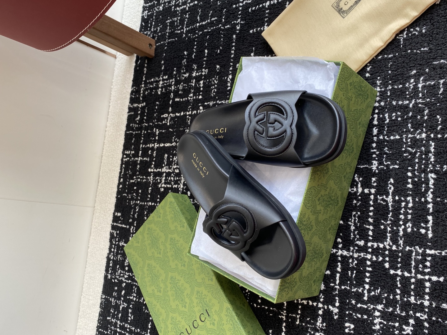 代购级
Gucci古驰 最新 情侣款 互扣式 双G 厚底 凉拖鞋

原版购入开发 做货 从为品牌注入荣光