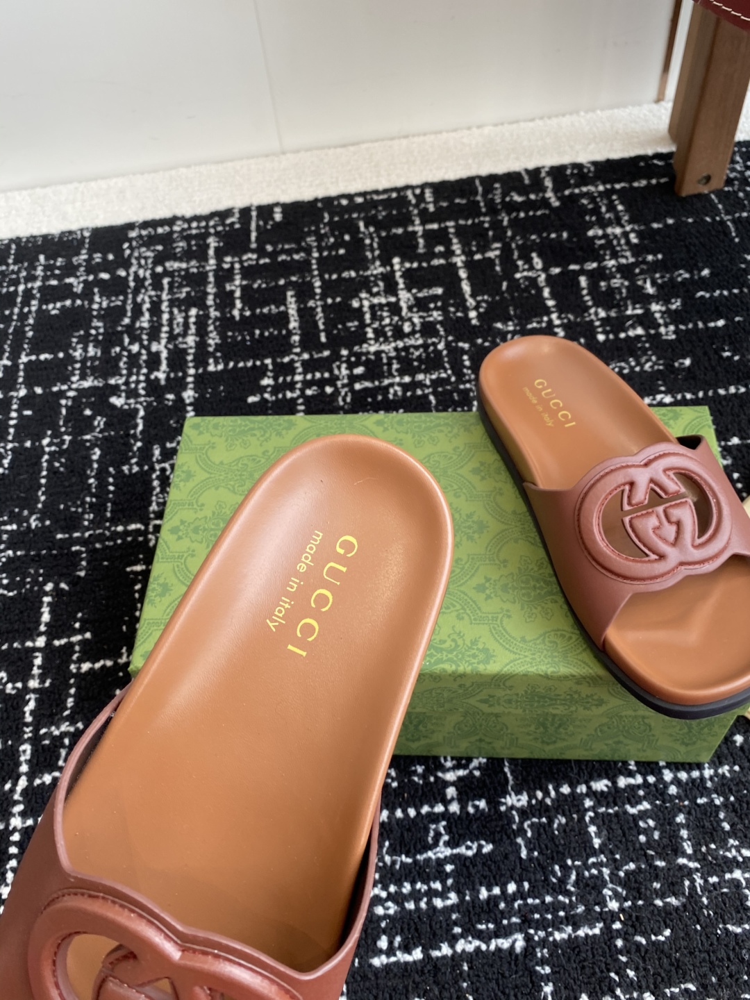 代购级
Gucci古驰 最新 情侣款 互扣式 双G 厚底 凉拖鞋

原版购入开发 做货 从为品牌注入荣光