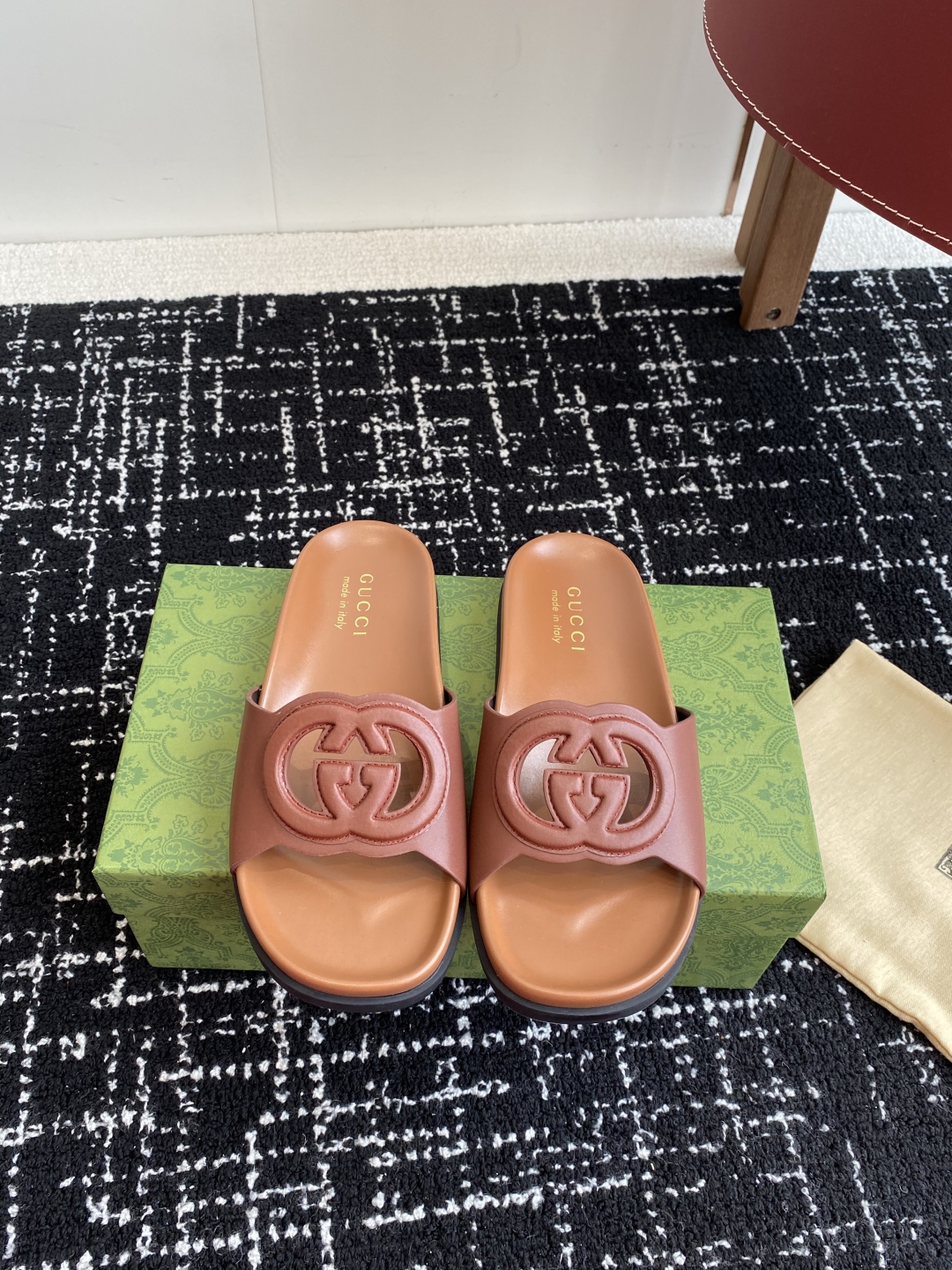 代购级
Gucci古驰 最新 情侣款 互扣式 双G 厚底 凉拖鞋

原版购入开发 做货 从为品牌注入荣光