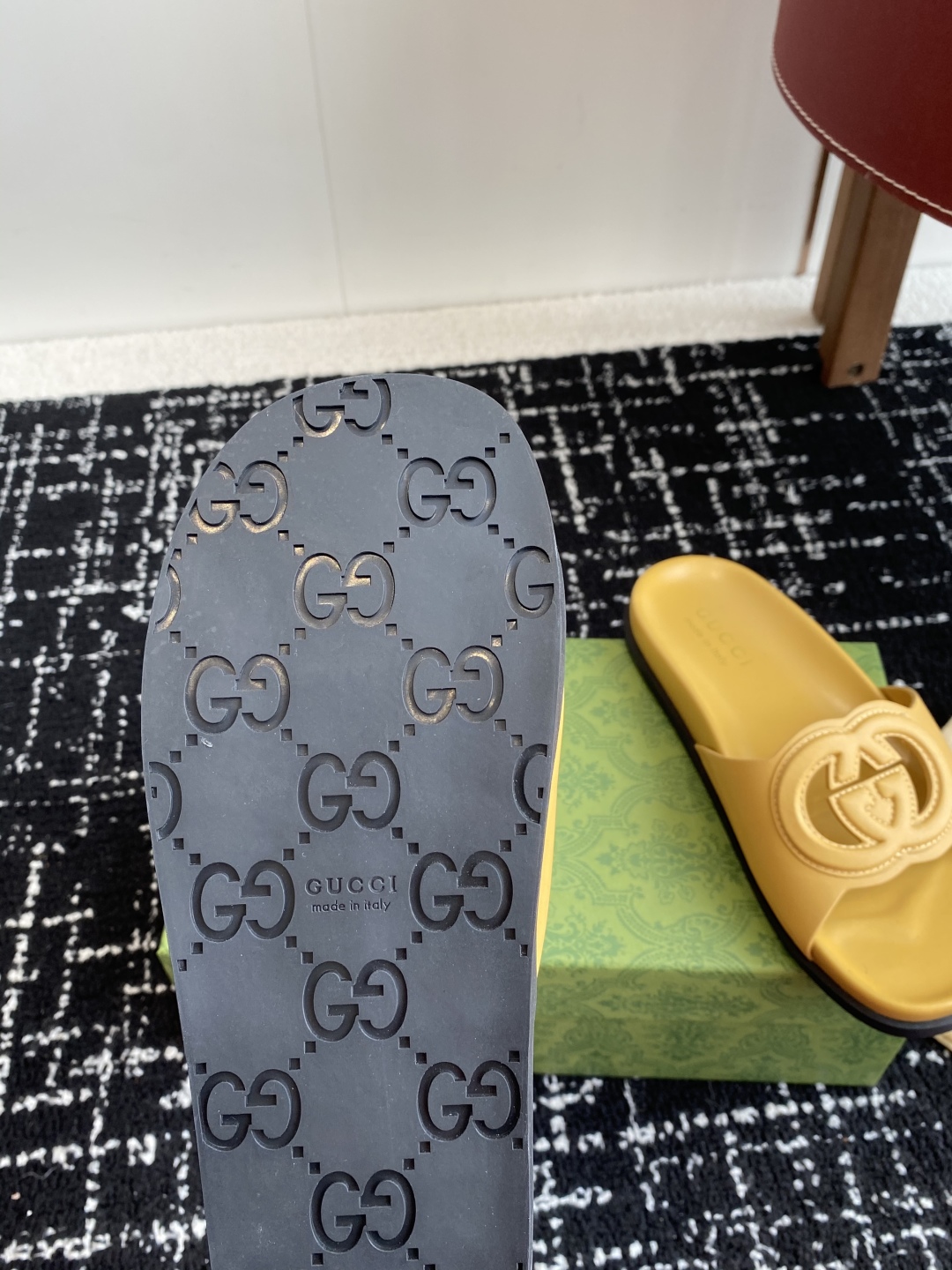代购级
Gucci古驰 最新 情侣款 互扣式 双G 厚底 凉拖鞋

原版购入开发 做货 从为品牌注入荣光