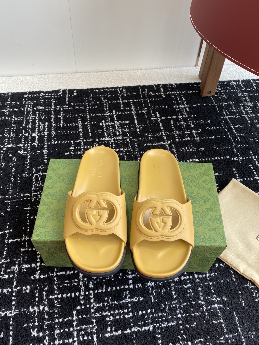 代购级
Gucci古驰 最新 情侣款 互扣式 双G 厚底 凉拖鞋

原版购入开发 做货 从为品牌注入荣光