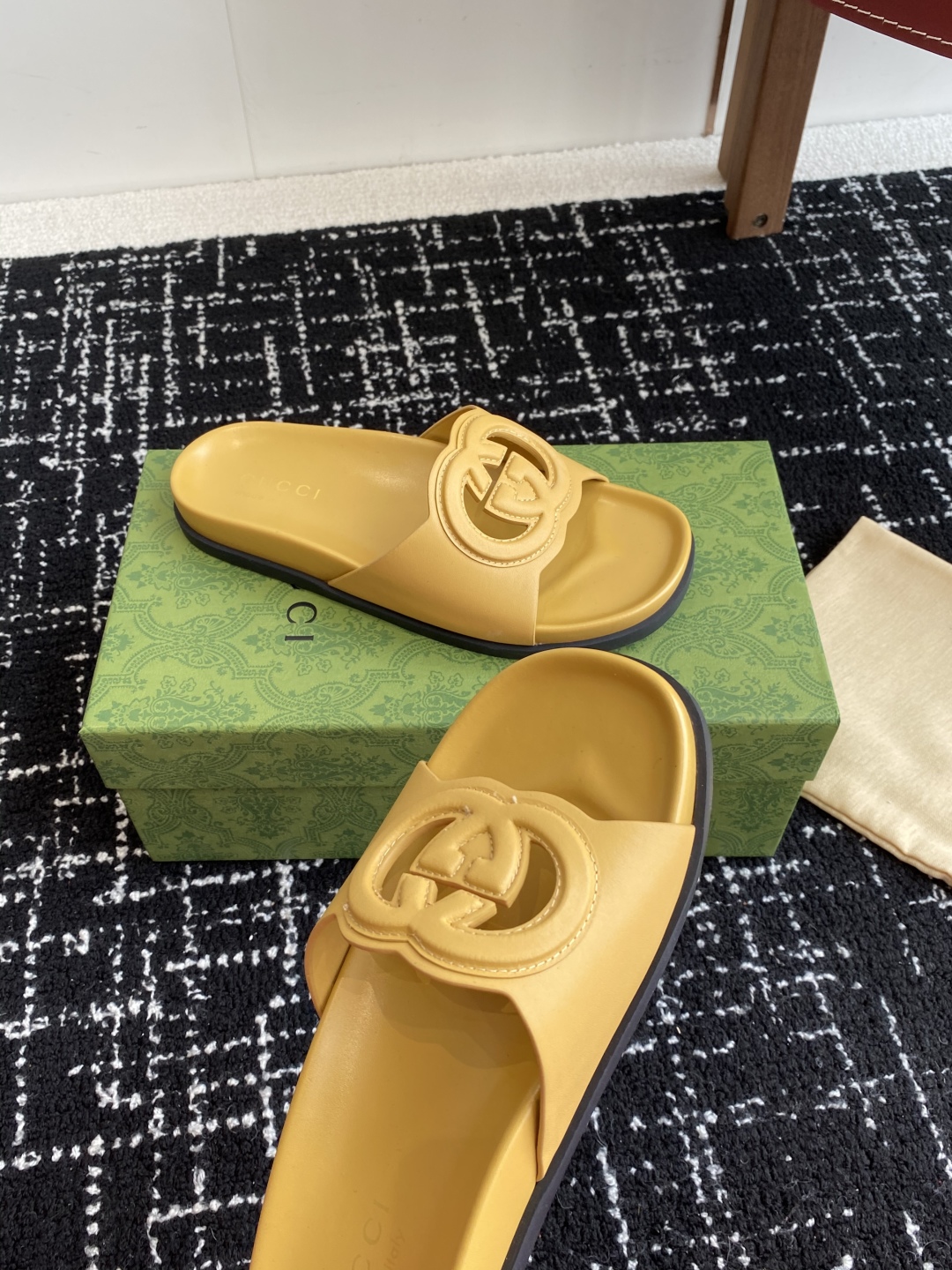 代购级
Gucci古驰 最新 情侣款 互扣式 双G 厚底 凉拖鞋

原版购入开发 做货 从为品牌注入荣光
