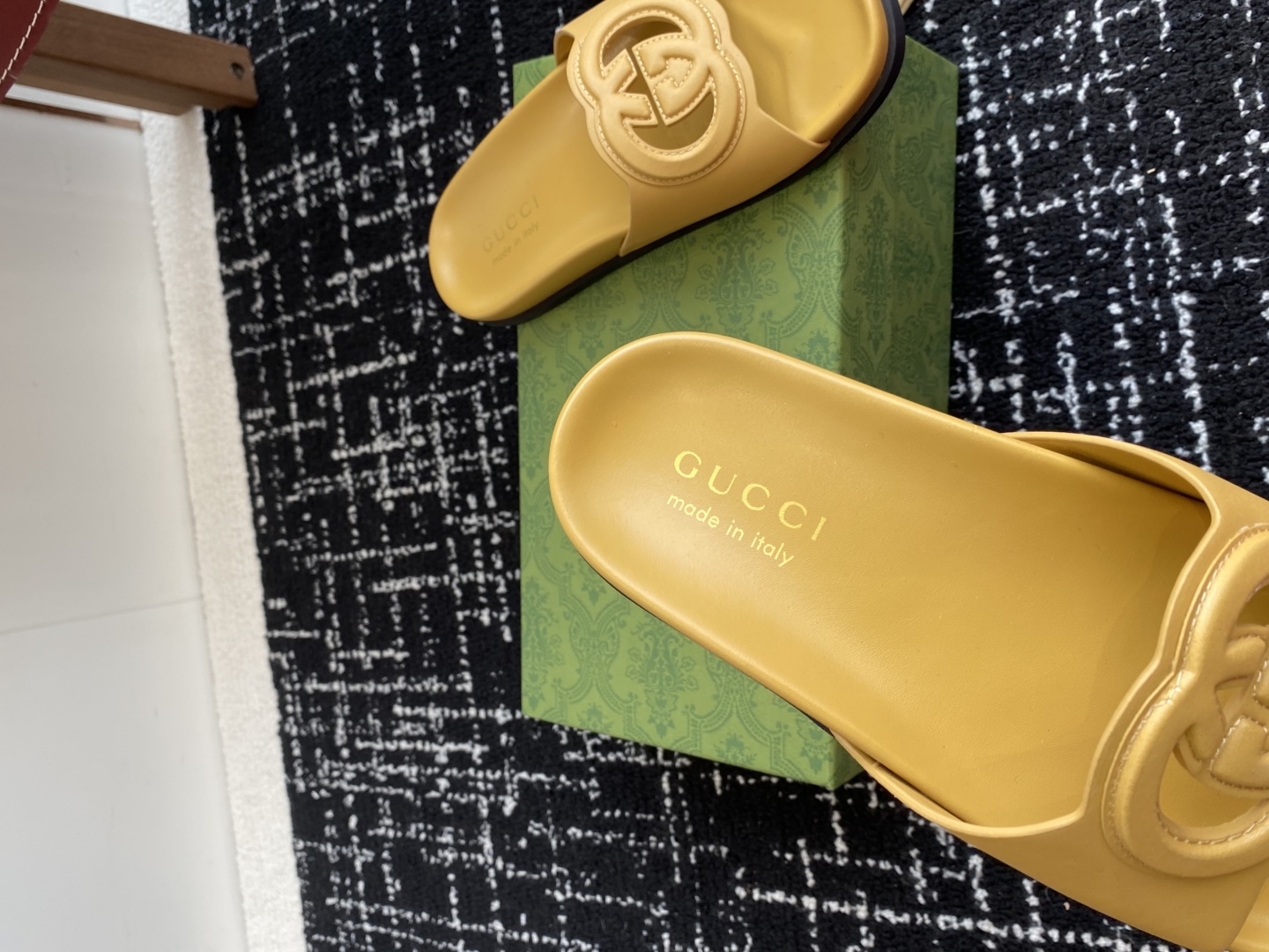 代购级
Gucci古驰 最新 情侣款 互扣式 双G 厚底 凉拖鞋

原版购入开发 做货 从为品牌注入荣光