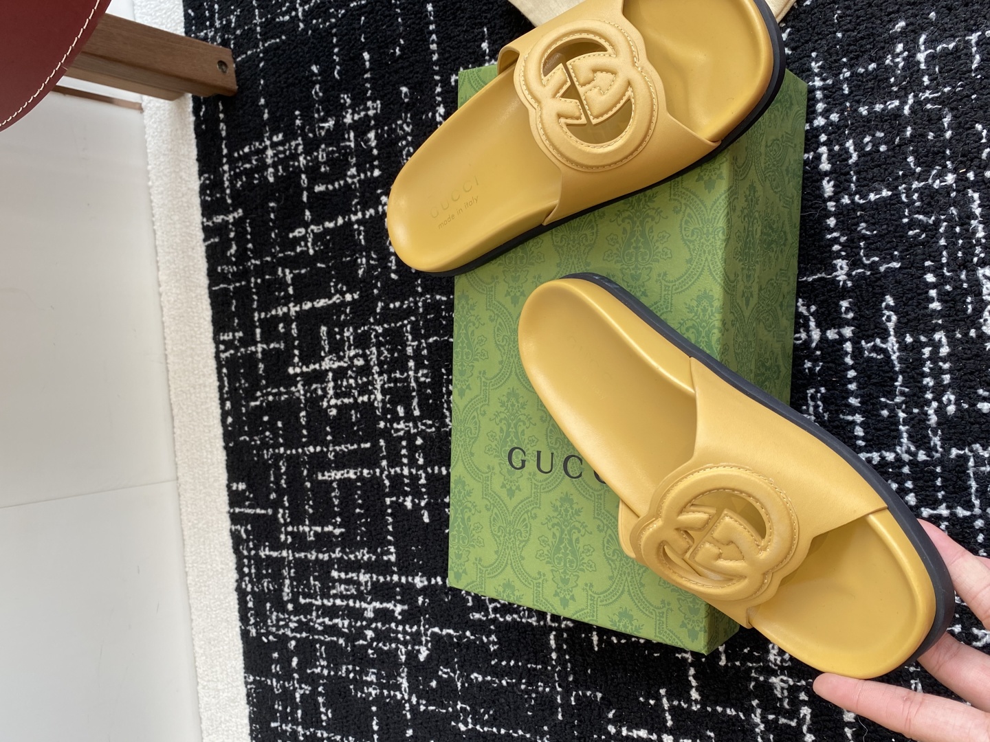 代购级
Gucci古驰 最新 情侣款 互扣式 双G 厚底 凉拖鞋

原版购入开发 做货 从为品牌注入荣光