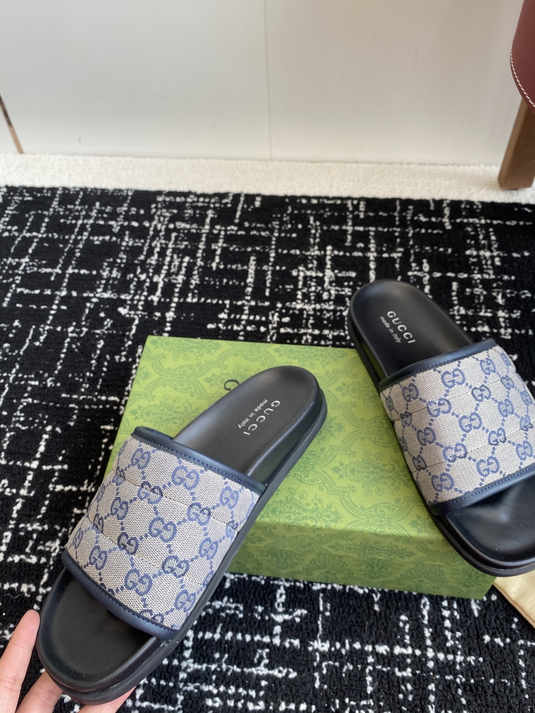 代购级
Gucci古驰 最新 情侣款 互扣式 双G 厚底 凉拖鞋

原版购入开发 做货 从为品牌注入荣光