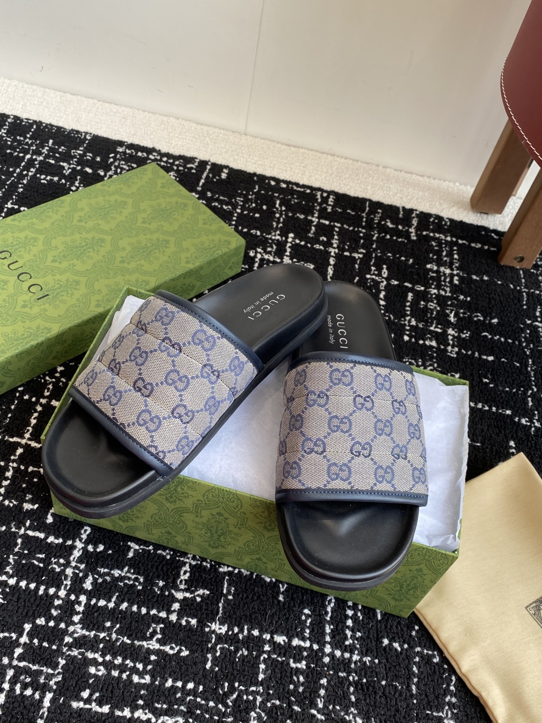 代购级
Gucci古驰 最新 情侣款 互扣式 双G 厚底 凉拖鞋

原版购入开发 做货 从为品牌注入荣光