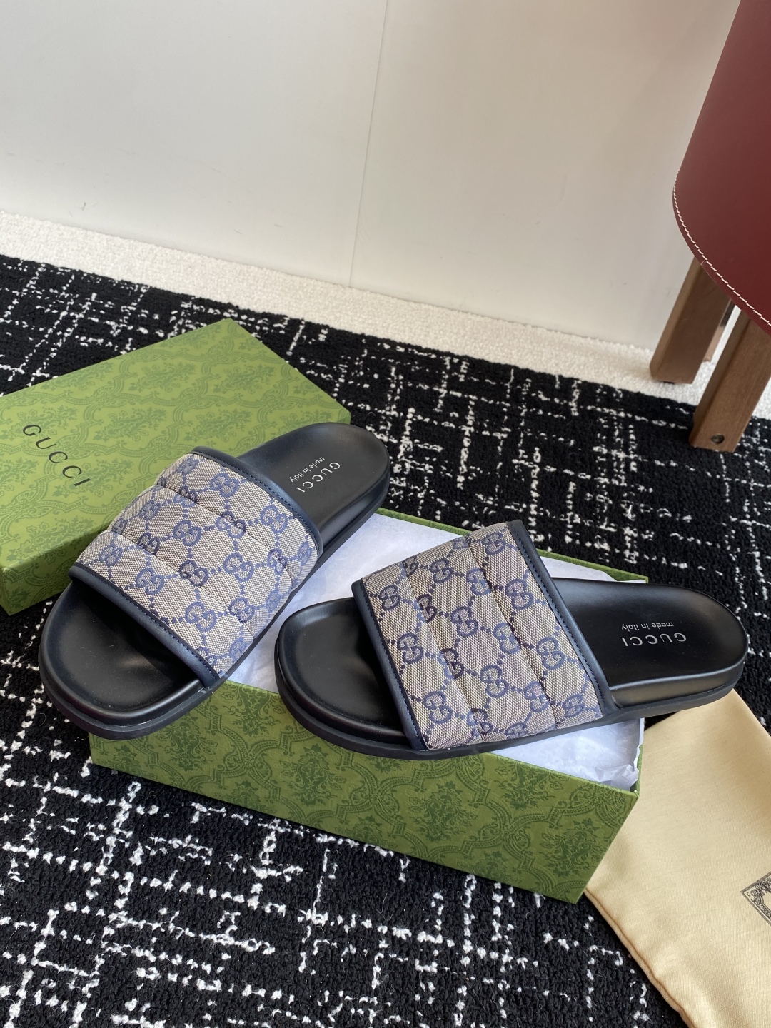 代购级
Gucci古驰 最新 情侣款 互扣式 双G 厚底 凉拖鞋

原版购入开发 做货 从为品牌注入荣光