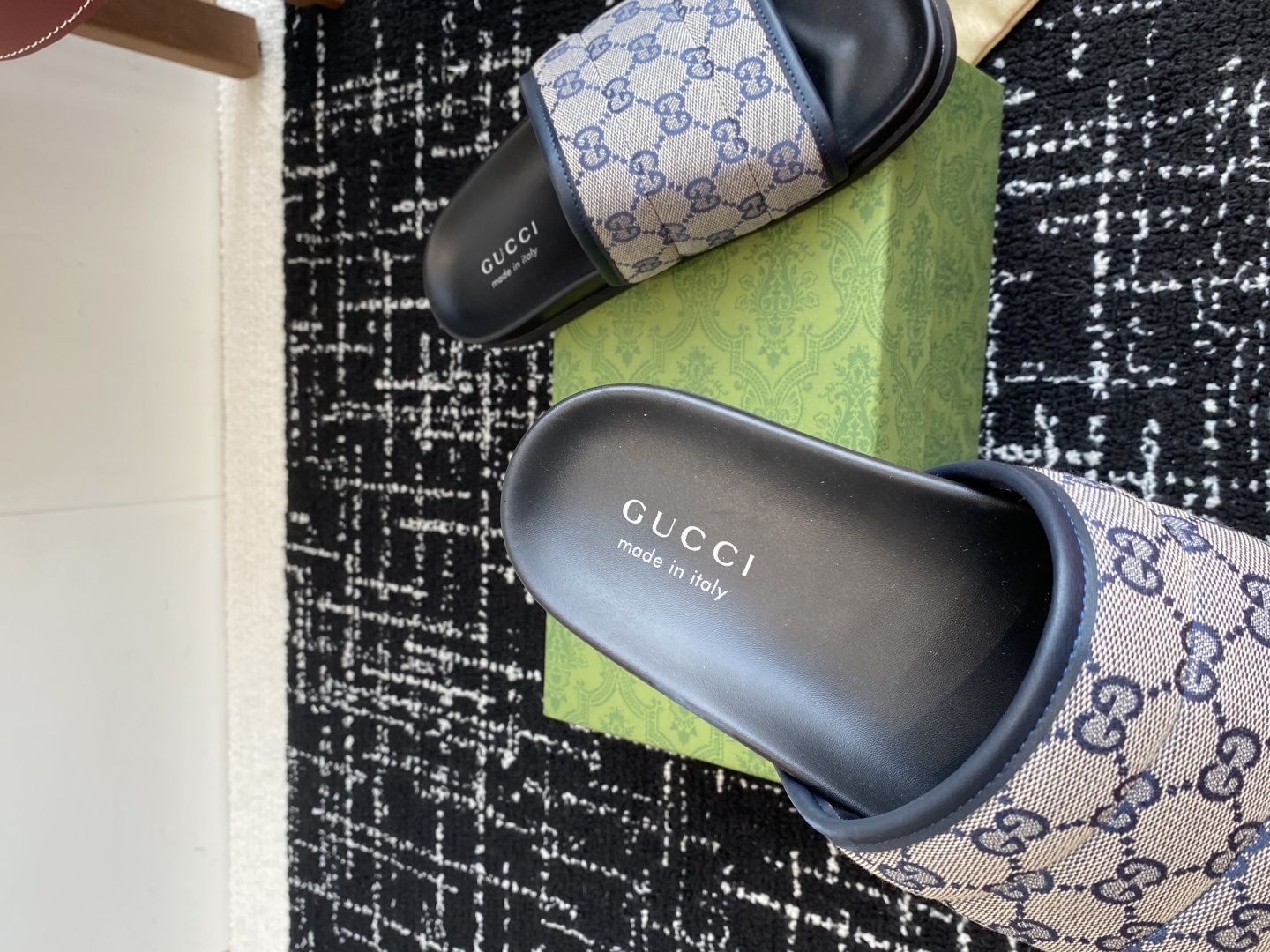 代购级
Gucci古驰 最新 情侣款 互扣式 双G 厚底 凉拖鞋

原版购入开发 做货 从为品牌注入荣光