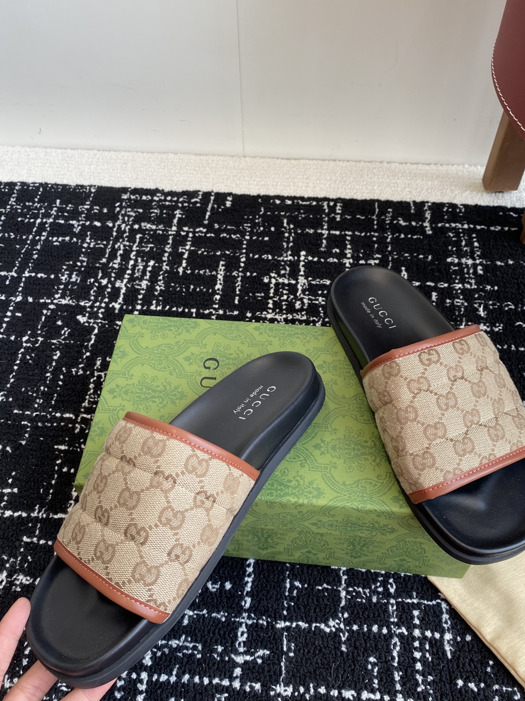 代购级
Gucci古驰 最新 情侣款 互扣式 双G 厚底 凉拖鞋

原版购入开发 做货 从为品牌注入荣光