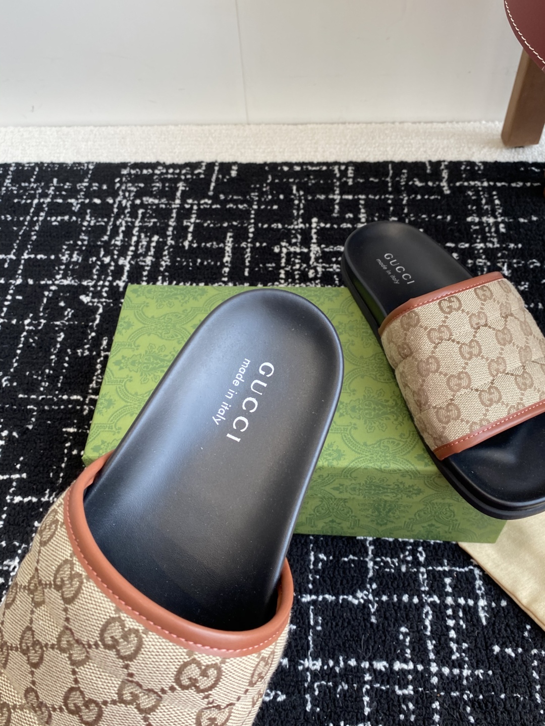 代购级
Gucci古驰 最新 情侣款 互扣式 双G 厚底 凉拖鞋

原版购入开发 做货 从为品牌注入荣光