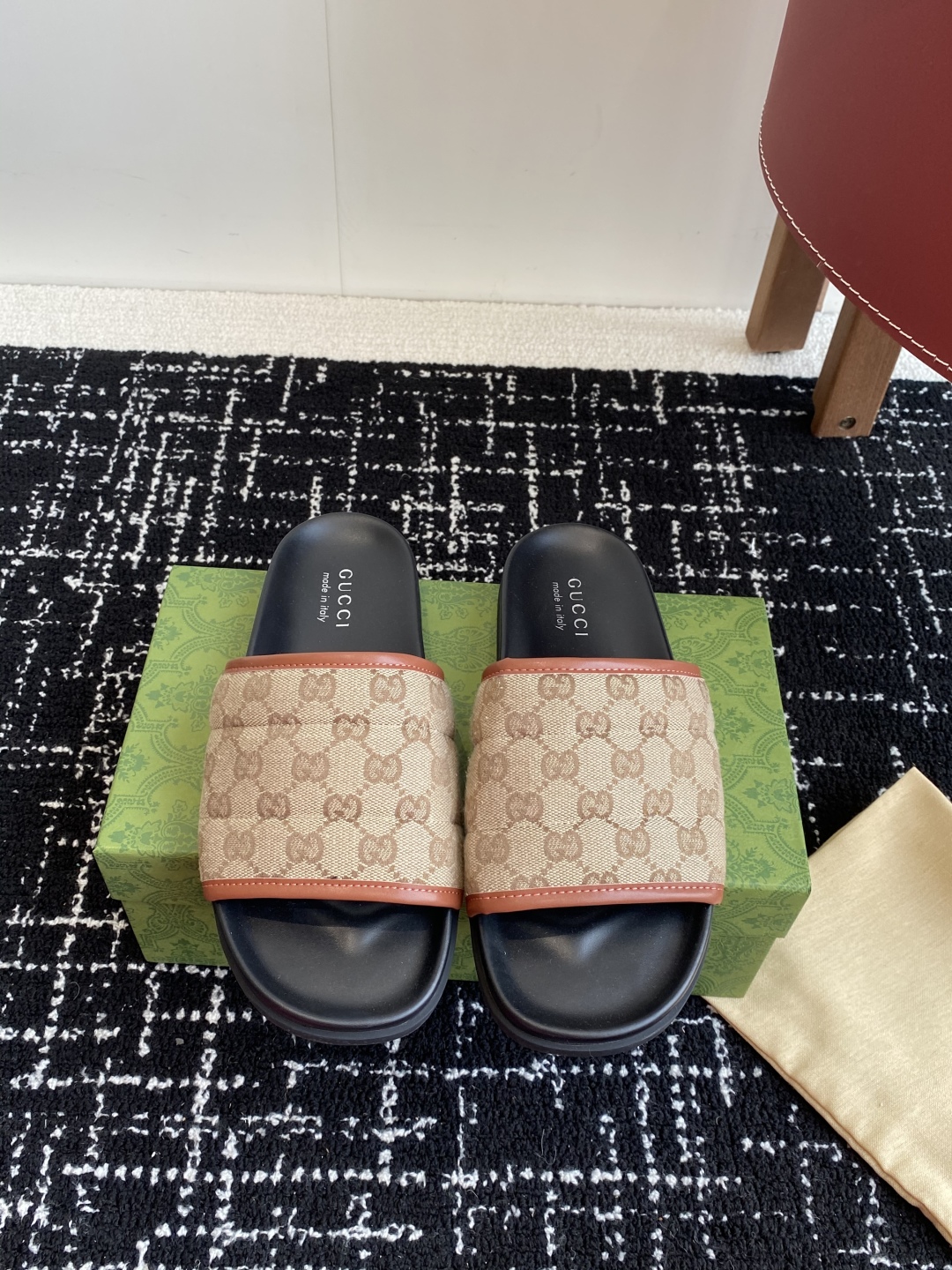 代购级
Gucci古驰 最新 情侣款 互扣式 双G 厚底 凉拖鞋

原版购入开发 做货 从为品牌注入荣光