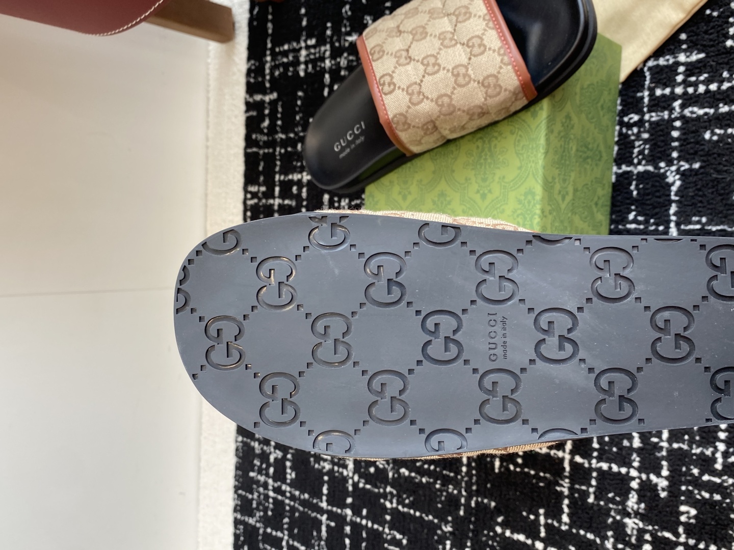 代购级
Gucci古驰 最新 情侣款 互扣式 双G 厚底 凉拖鞋

原版购入开发 做货 从为品牌注入荣光
