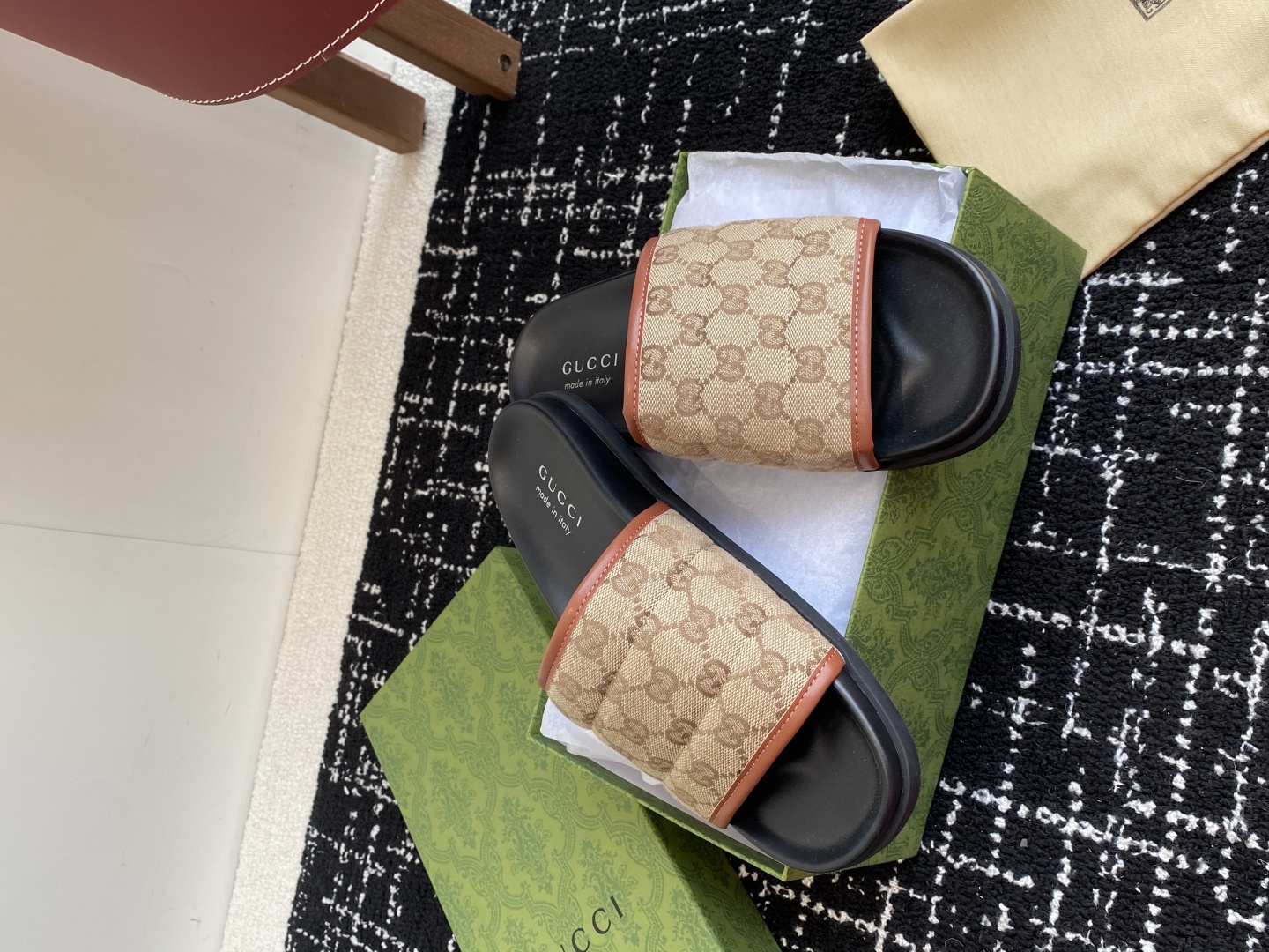 代购级
Gucci古驰 最新 情侣款 互扣式 双G 厚底 凉拖鞋

原版购入开发 做货 从为品牌注入荣光