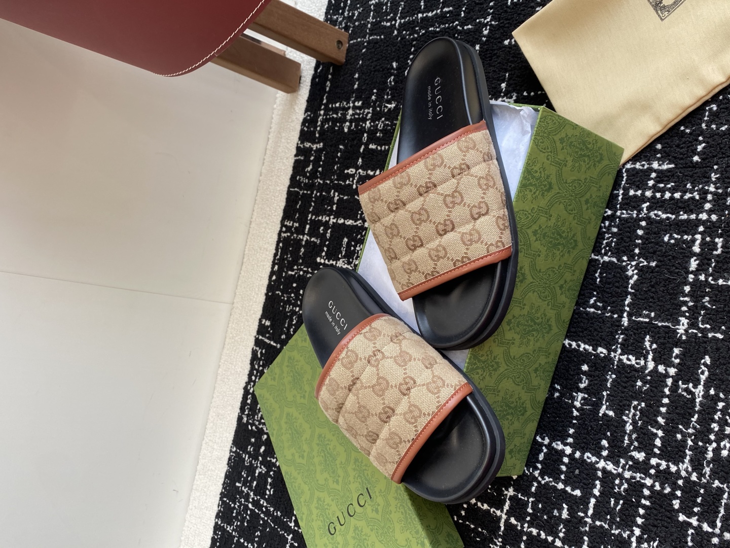 代购级
Gucci古驰 最新 情侣款 互扣式 双G 厚底 凉拖鞋

原版购入开发 做货 从为品牌注入荣光