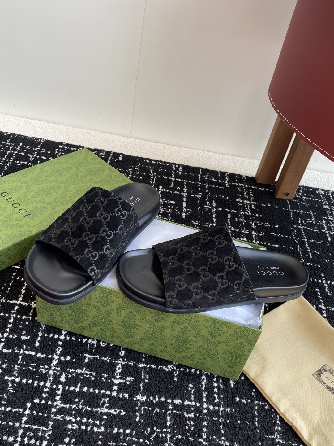 代购级
Gucci古驰 最新 情侣款 互扣式 双G 厚底 凉拖鞋

原版购入开发 做货 从为品牌注入荣光