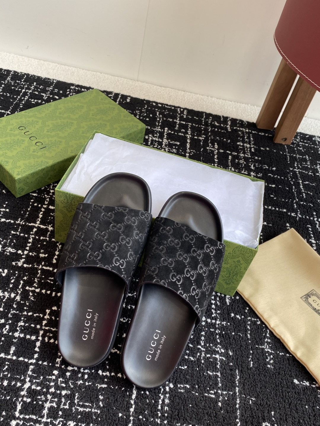代购级
Gucci古驰 最新 情侣款 互扣式 双G 厚底 凉拖鞋

原版购入开发 做货 从为品牌注入荣光