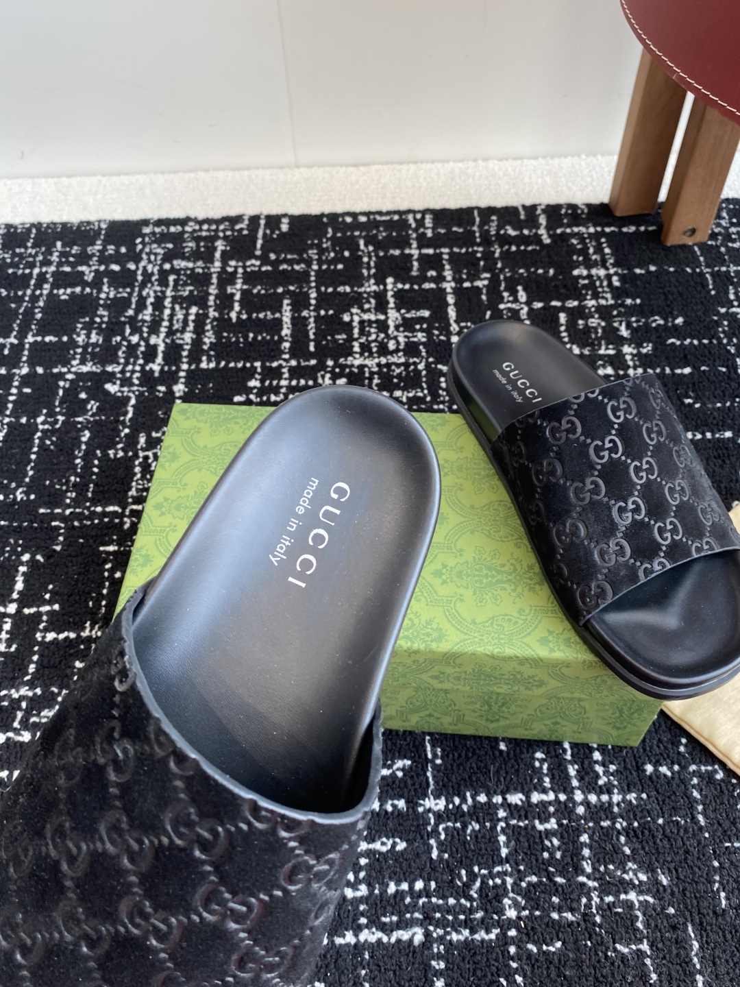 代购级
Gucci古驰 最新 情侣款 互扣式 双G 厚底 凉拖鞋

原版购入开发 做货 从为品牌注入荣光
