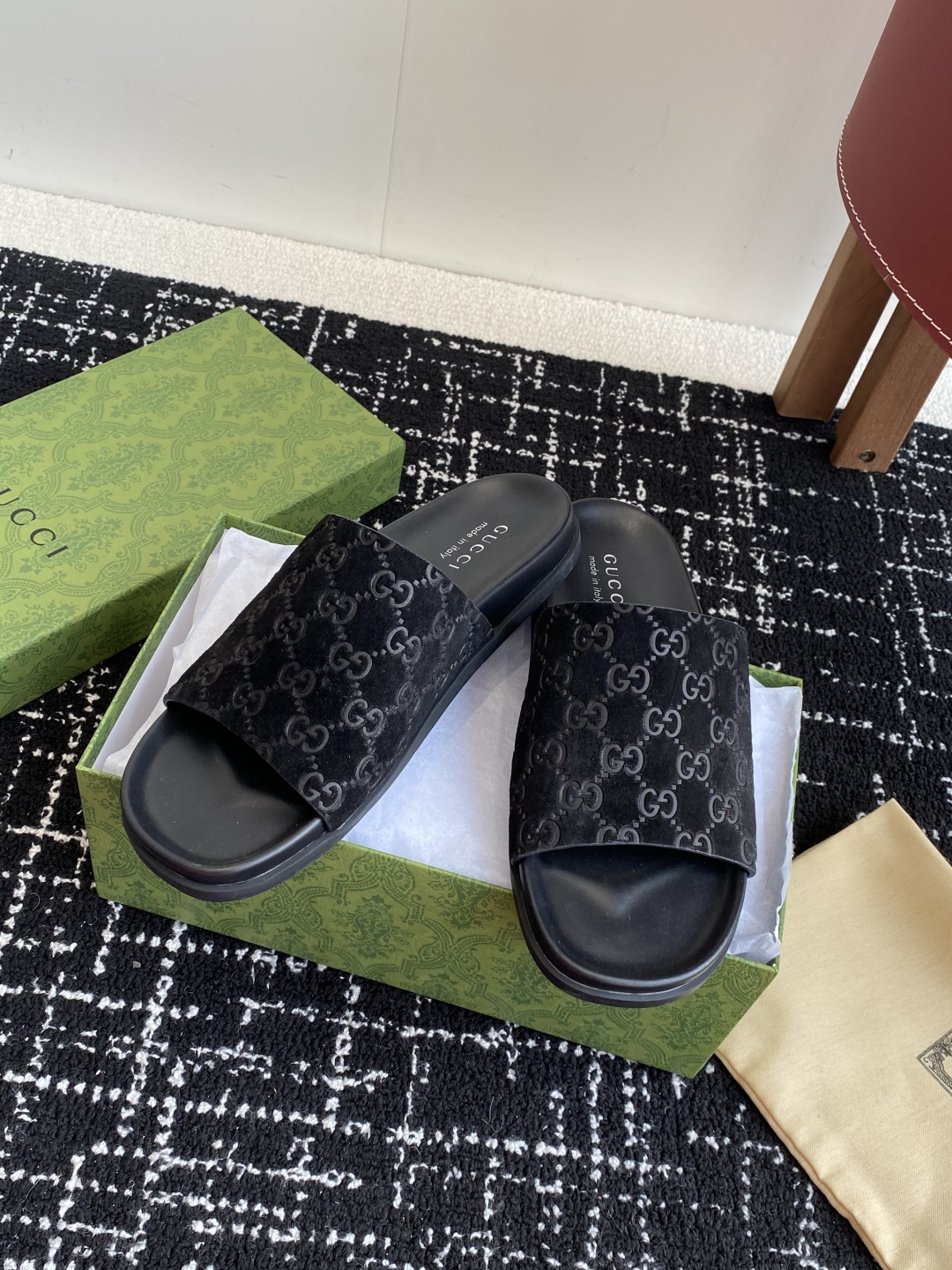 代购级
Gucci古驰 最新 情侣款 互扣式 双G 厚底 凉拖鞋

原版购入开发 做货 从为品牌注入荣光