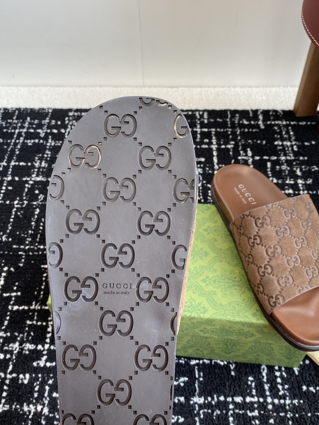 代购级
Gucci古驰 最新 情侣款 互扣式 双G 厚底 凉拖鞋

原版购入开发 做货 从为品牌注入荣光