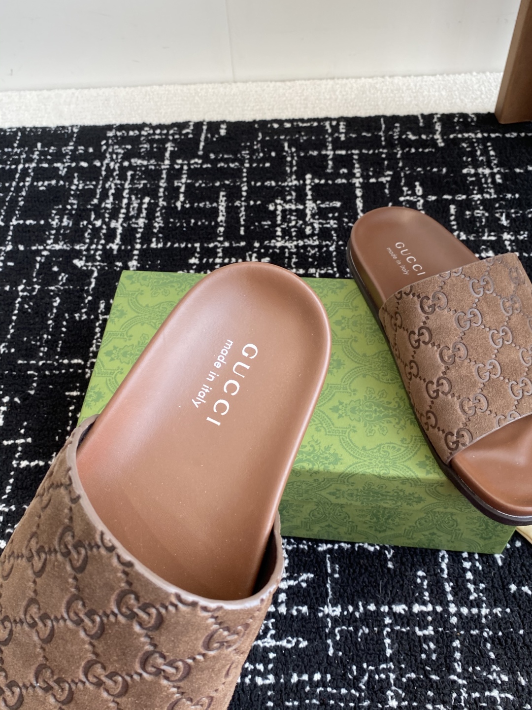 代购级
Gucci古驰 最新 情侣款 互扣式 双G 厚底 凉拖鞋

原版购入开发 做货 从为品牌注入荣光