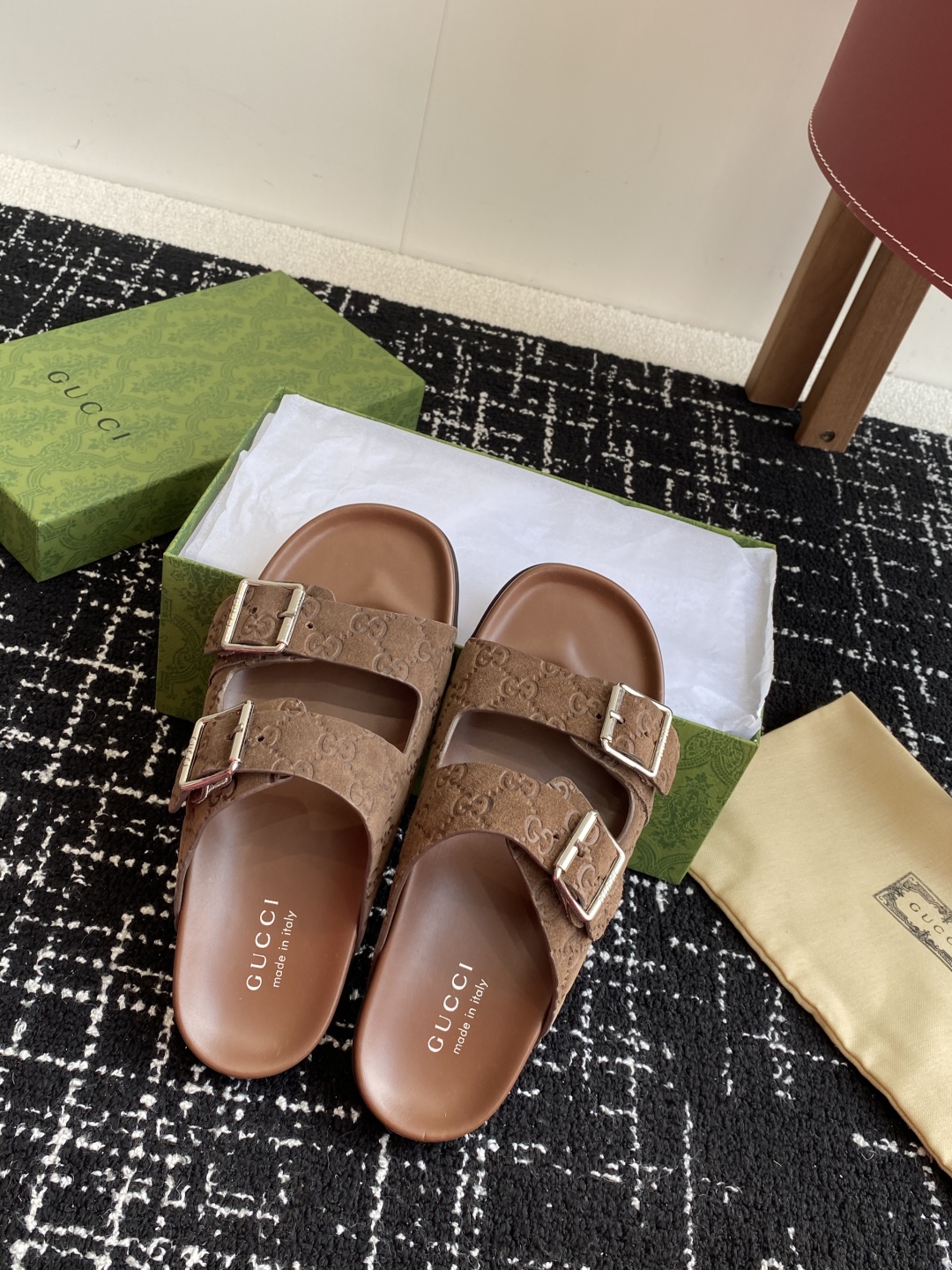 代购级
Gucci古驰 最新 情侣款 互扣式 双G 厚底 凉拖鞋

原版购入开发 做货 从为品牌注入荣光