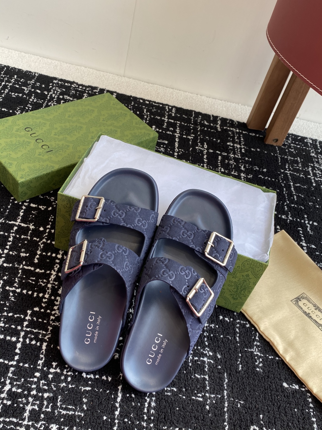 代购级
Gucci古驰 最新 情侣款 互扣式 双G 厚底 凉拖鞋

原版购入开发 做货 从为品牌注入荣光
