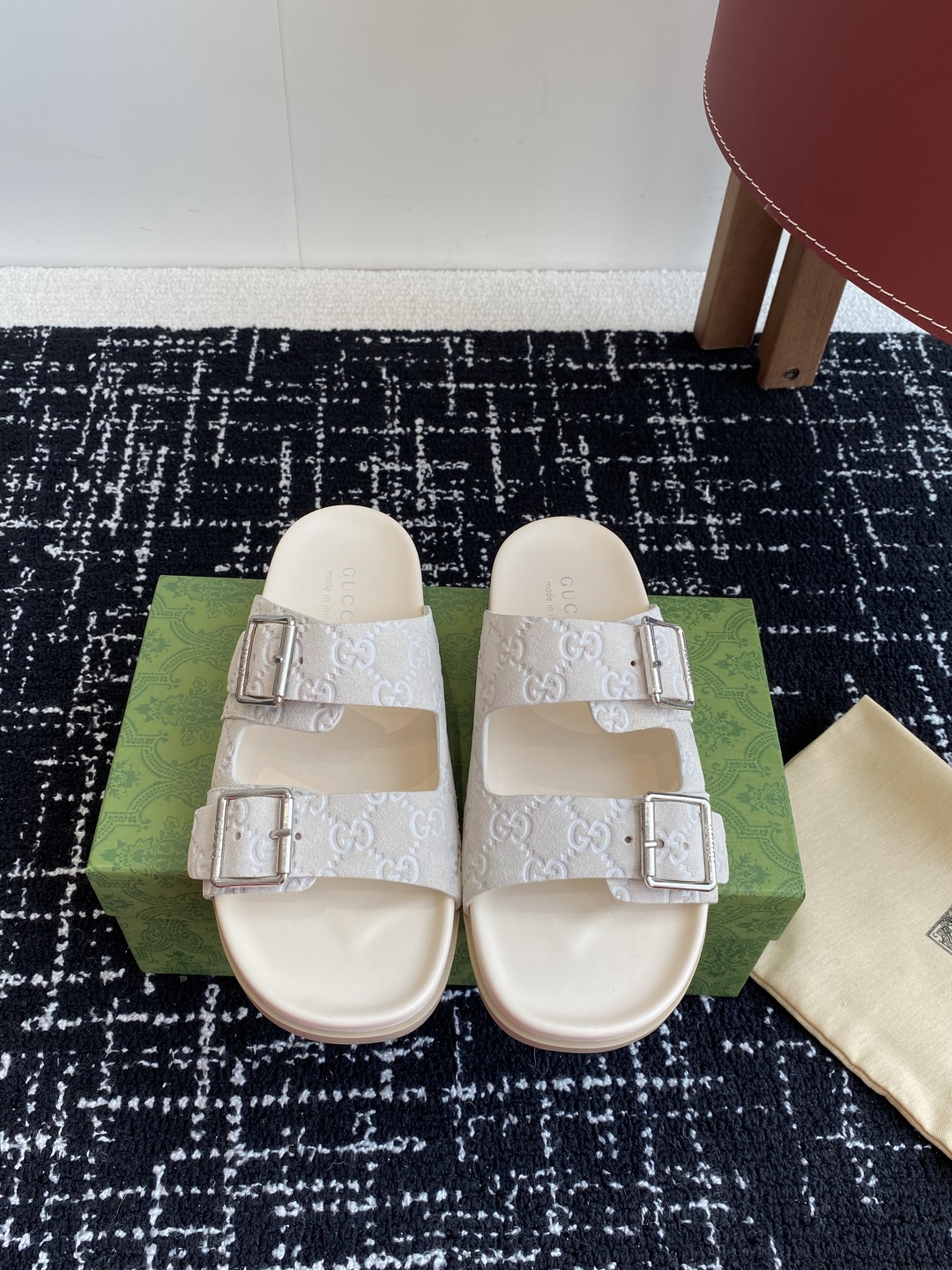 代购级
Gucci古驰 最新 情侣款 互扣式 双G 厚底 凉拖鞋

原版购入开发 做货 从为品牌注入荣光