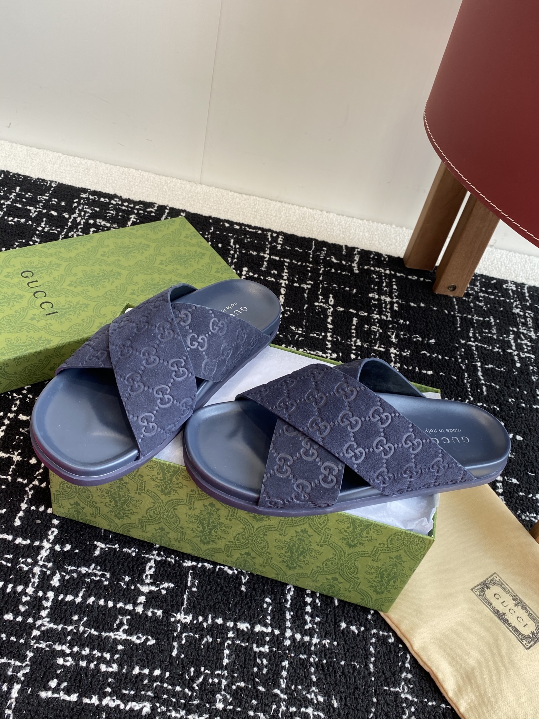 代购级
Gucci古驰 最新 情侣款 互扣式 双G 厚底 凉拖鞋

原版购入开发 做货 从为品牌注入荣光