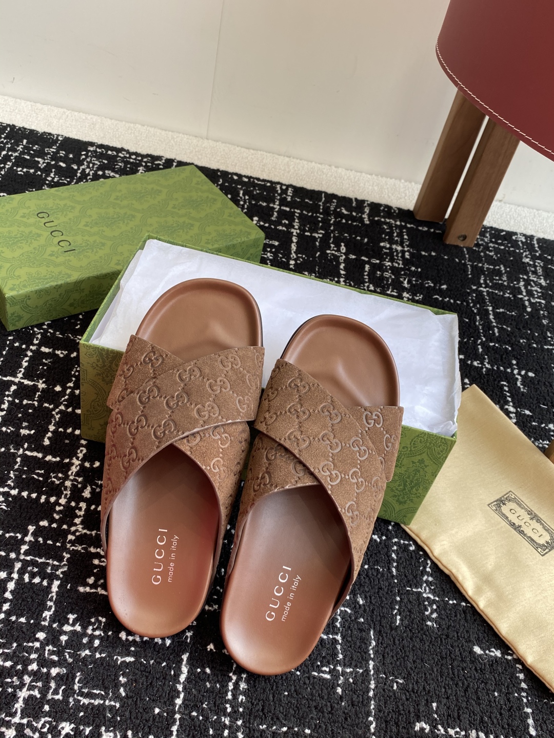 代购级
Gucci古驰 最新 情侣款 互扣式 双G 厚底 凉拖鞋

原版购入开发 做货 从为品牌注入荣光