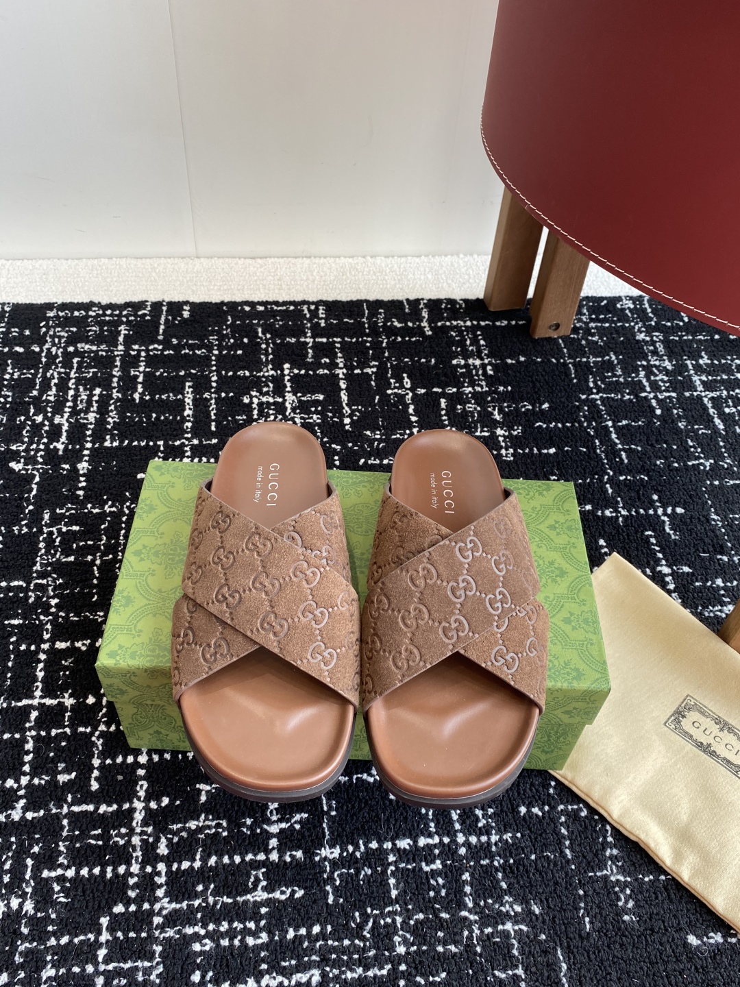 代购级
Gucci古驰 最新 情侣款 互扣式 双G 厚底 凉拖鞋

原版购入开发 做货 从为品牌注入荣光