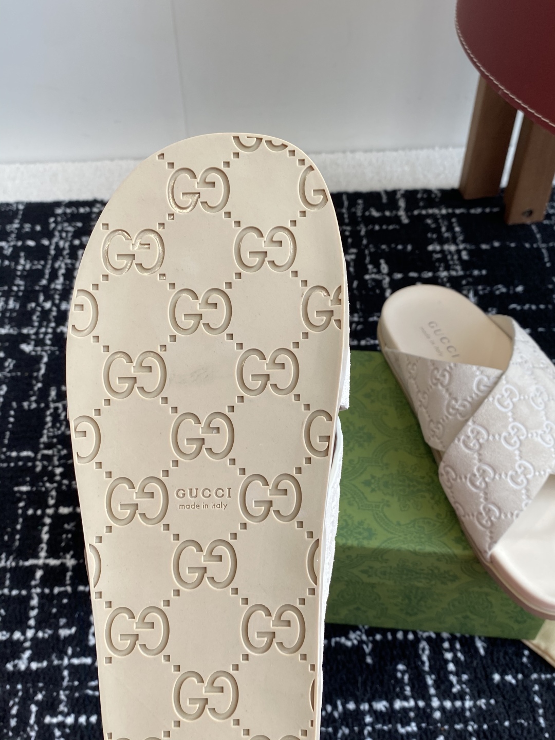 代购级
Gucci古驰 最新 情侣款 互扣式 双G 厚底 凉拖鞋

原版购入开发 做货 从为品牌注入荣光