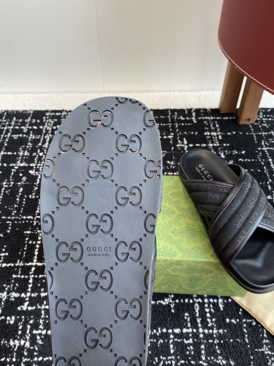 代购级
Gucci古驰 最新 情侣款 互扣式 双G 厚底 凉拖鞋

原版购入开发 做货 从为品牌注入荣光