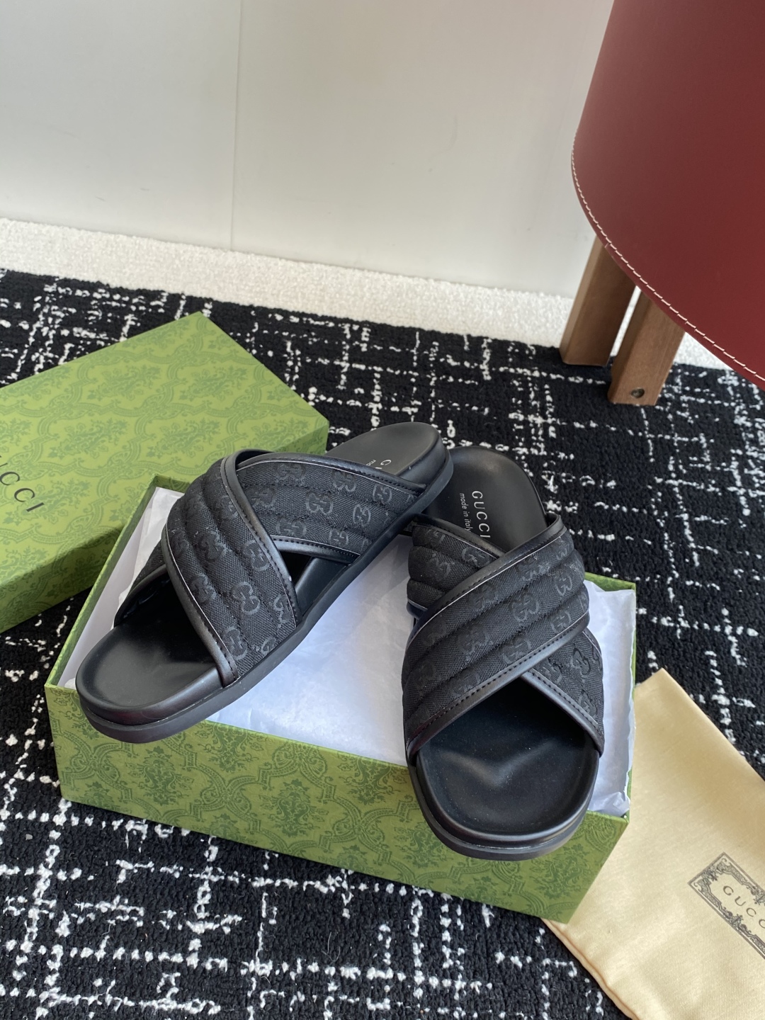 代购级
Gucci古驰 最新 情侣款 互扣式 双G 厚底 凉拖鞋

原版购入开发 做货 从为品牌注入荣光