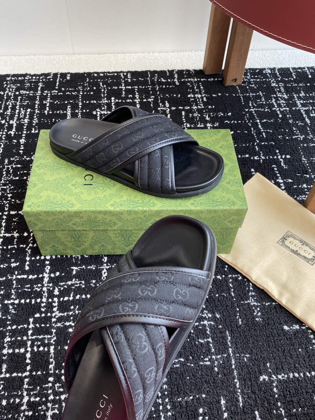 代购级
Gucci古驰 最新 情侣款 互扣式 双G 厚底 凉拖鞋

原版购入开发 做货 从为品牌注入荣光