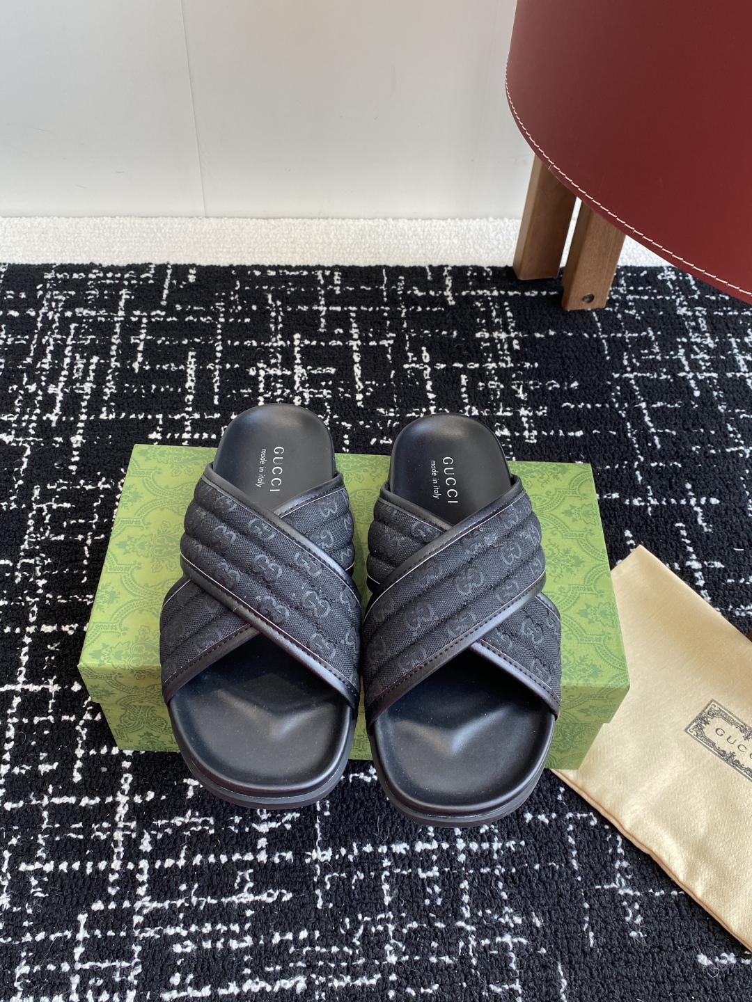 代购级
Gucci古驰 最新 情侣款 互扣式 双G 厚底 凉拖鞋

原版购入开发 做货 从为品牌注入荣光
