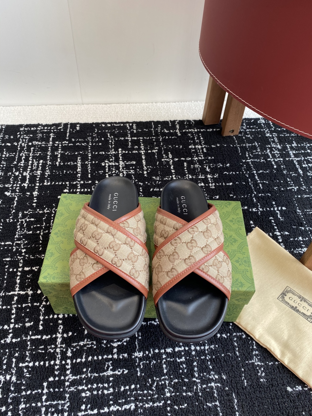 代购级
Gucci古驰 最新 情侣款 互扣式 双G 厚底 凉拖鞋

原版购入开发 做货 从为品牌注入荣光