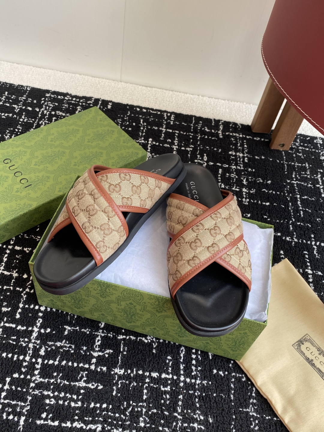 代购级
Gucci古驰 最新 情侣款 互扣式 双G 厚底 凉拖鞋

原版购入开发 做货 从为品牌注入荣光