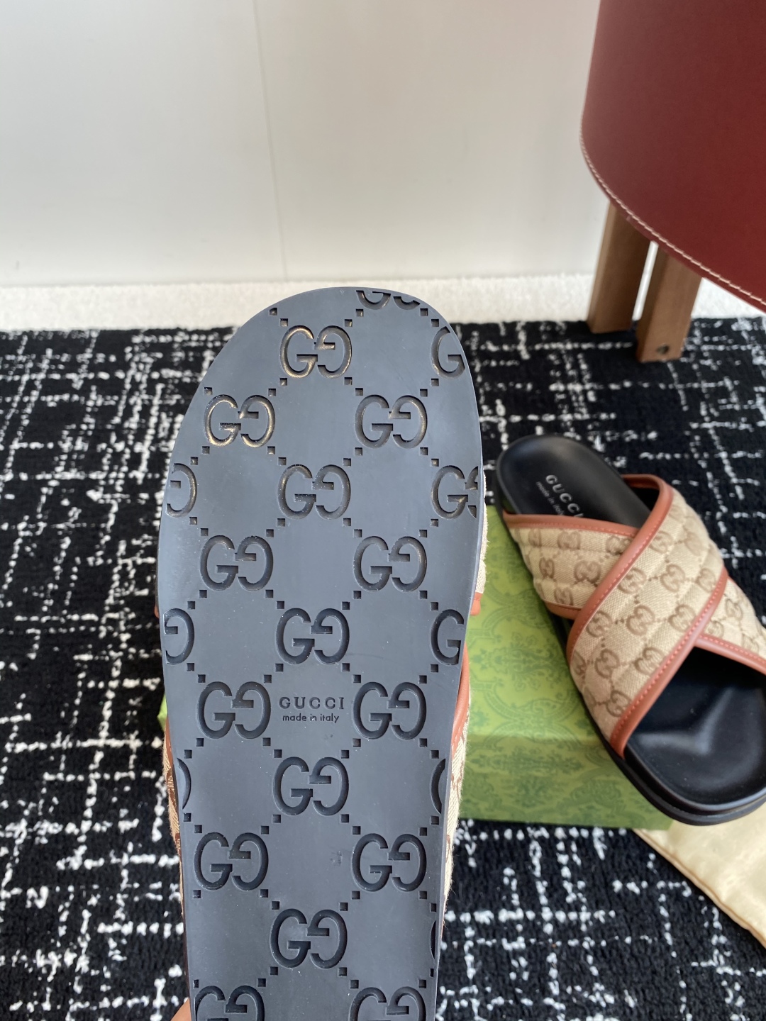 代购级
Gucci古驰 最新 情侣款 互扣式 双G 厚底 凉拖鞋

原版购入开发 做货 从为品牌注入荣光