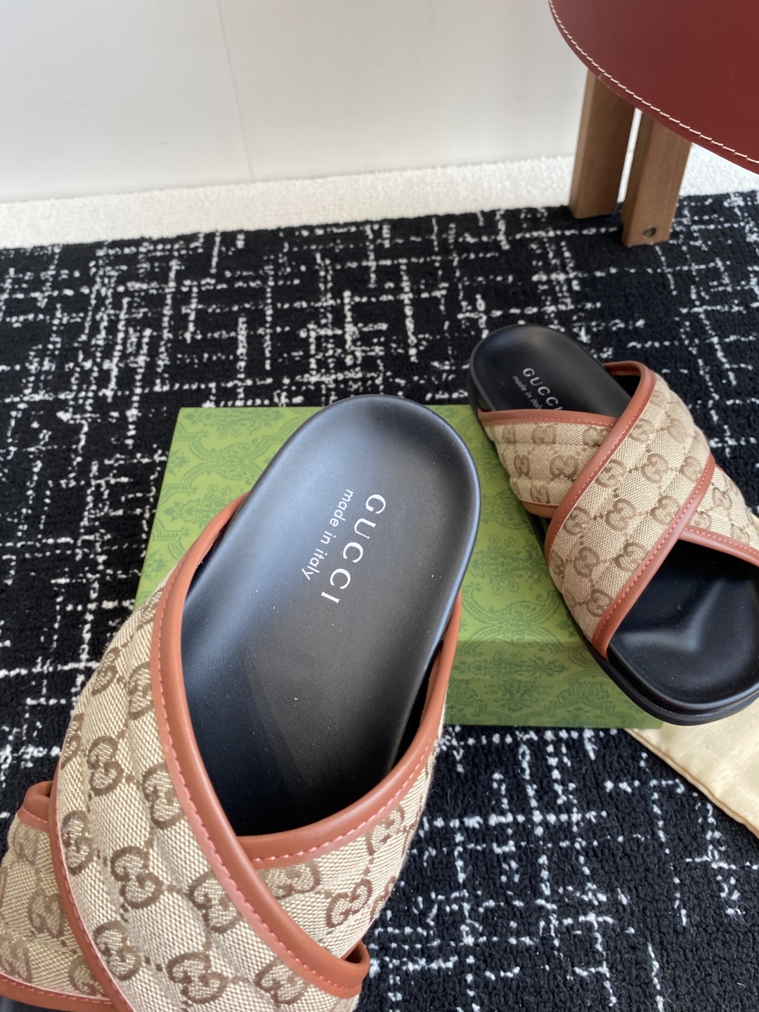 代购级
Gucci古驰 最新 情侣款 互扣式 双G 厚底 凉拖鞋

原版购入开发 做货 从为品牌注入荣光